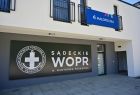 Budynek nowej siedziby Sądeckiego WOPRu; na ścianie dwa banery z napisem "Sądeckie WOPR" i MAŁOPOLSKA