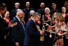 Marszałek Małopolski Witold Kozłowski, składa gratulacje i nagrodę, wyróżnionej w konkursie kompozytorce.