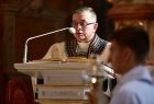 Widok na księdza celebrującego Mszę Św podczas uroczystości