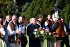 Marszałek Małopolski Witold Kozłowski z kwiatami w otoczeniu górali w strojach regionalnych