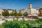 Stare miasto w Gorlicach. Widoczne zabytkowe budynki i zieleń.