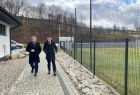Marszałek Województwa Małopolskiego Witold Kozłowski z wójtem Gródka nad Dunajcem Józef Tobiasz, podczas wizytacji wyremontowanego boiska. 