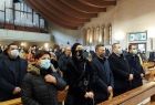 Uczestnicy mszy świętej w kościele w Oświęcimiu