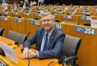 marszałek Witold Kozłowski siedzi na sali obrad