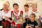 Jedno ze stoik zespołu uczestniczącego w Festiwalu - uczestnicy częstują się potrawami regionalnymi