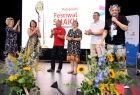 widok na scenę - na niej osoby prowadzące festiwal oraz laureaci. W międzyczasie wręczanie im nagród i wyróżnień. 