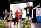 widok na scenę - na niej osoby prowadzące festiwal oraz laureaci. W międzyczasie wręczanie im nagród i wyróżnień. 