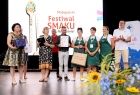 widok na scenę - na niej osoby prowadzące festiwal oraz laureaci. W międzyczasie wręczanie im nagród i wyróżnień. 