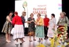 widok na scenę - na niej osoby prowadzące festiwal oraz laureaci. W międzyczasie wręczanie im nagród i wyróżnień. 