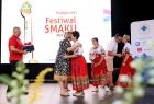 widok na scenę - na niej osoby prowadzące festiwal oraz laureaci. W międzyczasie wręczanie im nagród i wyróżnień. 