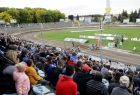 Kibice na stadionie żużlowym.