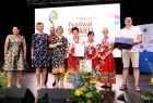 widok na scenę - na niej osoby prowadzące festiwal oraz laureaci. W międzyczasie wręczanie im nagród i wyróżnień. 