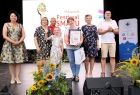 Laureaci Małopolskiego Festiwalu Smaku na scenie podczas wręczania nagród i wyróżnień 