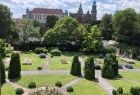 Ogród Muzeum Archeologicznego w Krakowie z widokiem na Wawel.