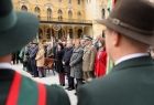 Widok z zaplecków dwóch mężczyzn, na zgromadzonych na krynickim deptaku gości. 