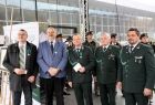 Grupa mężczyzn w zielonych strojach galowych i burmistrz Krynicy Piotr Ryba , pozują do zdjęcia. 