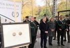 Widok na medal Polonia minor, marszałka Witolda Kozłowskiego, radną Martę Mordarska i leśników w strojach galowych stojących na scenie. 