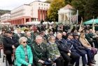 Widok na gości siedzących przy scenie ustawionej na Krynickim deptaku. 