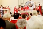 Kapłani i wierni biorący udział w mszy świętej