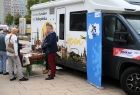 Przedstawiciele Urzędu Marszałkowskiego rozmawiają z odwiedzającymi stoisko