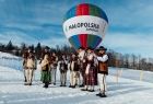 góralska kapela gra na śniegu na tle balonu Małopolski