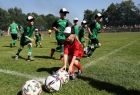 Dzieci w strojach sportowych z piłkami