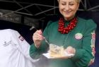 Iwona Gibas nakłada porcję do degustacji 