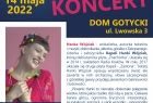Plakat z informacjami o koncercie w ramach nocy muzeów. W kolorystyce granatowo białej z fotografią uśmiechniętej kobiety w różowym stroju. 