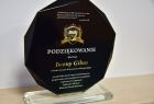 Statuetka Klubu Sportowego Górnik Brzeszcze z wygrawerowanymi podziękowaniami dla członek zarządu Iwony Gibas