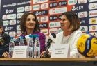 Konferencja prasowa, w tle ścianka z logotypami