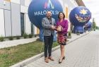 Marta Malec-Lech pozuje do zdjęcia na tle balonu z napisem "Tarnów"