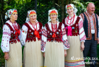 Kobiety i mężczyzna w strojach regionalnych.
