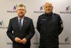 Marszałek województwa małopolskiego Witold Kozłowski wraz z komendantem powiatowym policji w Oświęcimiu inspektorem Robertem Chowańcem