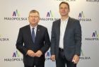 Marszałek Małopolski Witold Kozłowski oraz Przemysław Karaś, prezes Uczniowskiego Klubu Sportowego SETBOL Oświęcim