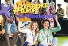 Młodzi trzymający napis Experience Europe. 
