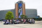 Zdjęcie grupowe przed budynkiem Komisji Europejskiej. 