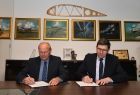 Tomasz Kosecki, dyrektor Muzeum Lotnictwa Polskiego (MLP) w Krakowie i Tomasz Kapecki, prorektor Politechniki Krakowskiej (PK) podpisują umowę