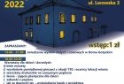 Plakat z informacjami o nocy muzeów. W kolorystyce granatowo białej z grafiką przedstawiającą budynek z zapalonymi światłami w oknach. 