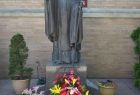 Wiązanka kwiatów przed pomnikiem świętego Jana Pawła II