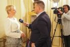 Iwona Gibas z Zarządu Województwa Małopolskiego udzielająca wywiadu dziennikarzowi Telewizji Polskiej