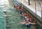 uczniowie w trakcie nauki pływania
