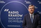 Marszałek województwa małopolskiego Witold Kozłowski. W tle firmowa ścianka Radia Kraków z napisem: Radio Kraków. Nadajemy do myślenia.