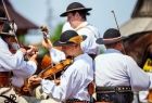 Mężczyźni w strojach regionalnych trzymający instrumenty muzyczne