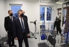 Marszalek małopolski Witold Kozłowski, wizyta w domu seniora w Męcinie Wielkiej, gminę Sękowa, powiat gorlicki. Wnętrze domu seniora, w tle widać urządzenia do ćwiczeń i rehabilitacji. 