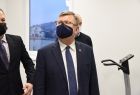 Marszalek małopolski Witold Kozłowski, wizyta w domu seniora w Męcinie Wielkiej, gminę Sękowa, powiat gorlicki. Wnętrze domu seniora, w tle widać urządzenia do ćwiczeń i rehabilitacji.
