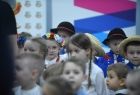 Sala nowego przedszkola w gminie Sękowa, grupa przedszkolaków, ubrana w w tradycyjne ludowe stroje.