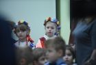 sala nowego przedszkola w gminie Sękowa, dziewczynki w kolorowych strojach ludowych i wiankach. 