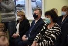 Od lewej wójt Sękowej Małgorzat Małuch, marszałek Witold Kozłowski, radna Jadwiga Wójtowicz. W sali nowego przedszkola w Sękowej, oglądają występ przedszkolaków