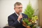 Marszałek Witold Kozłowski w trakcie uroczystości związanych z otwarciem nowego przedszkola w Sękowej. Sala nowego przedszkola. 