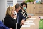 Marszałek Witold Kozłowski, radna Jadwiga Wójtowicz, wójt gminy Sękowa Małgorzata Małuch. Spotkanie w domu Seniora w Męcinie Wielkiej